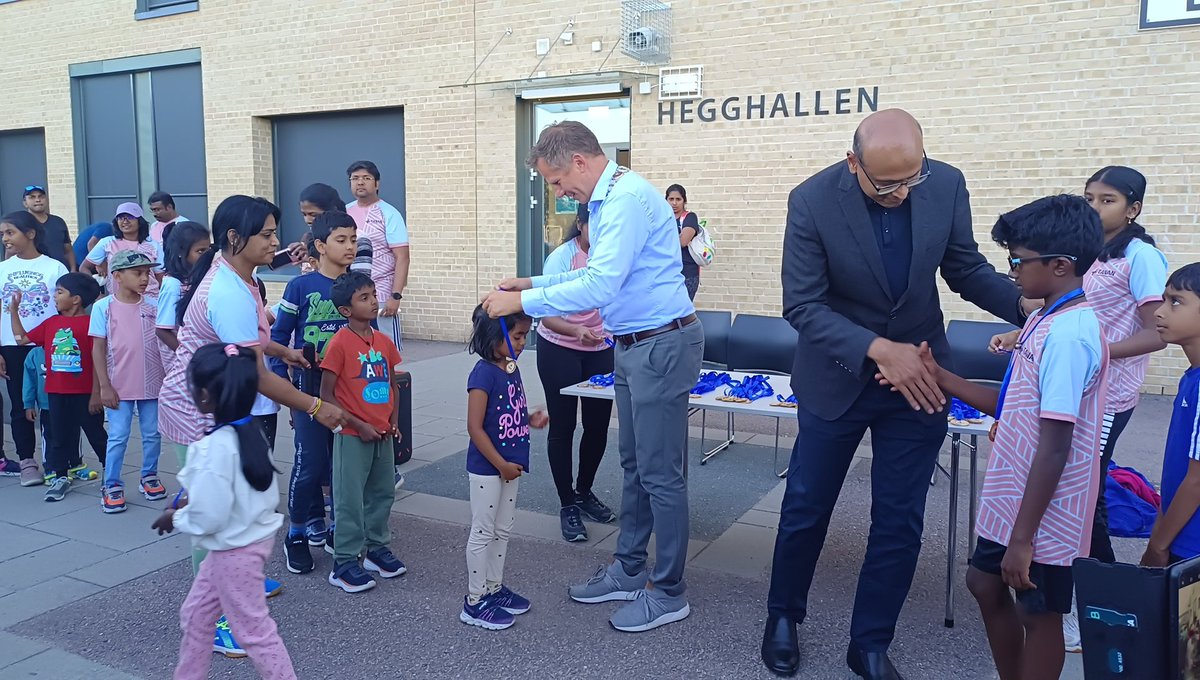 Ambassador Acquino Vimal and Mayor of Lier, Kjetil Kivle, attended as chief guests and presented medals to the winners and participants. The sports day served as an excellent opportunity for younger generations to showcase their athletic skills and build a sense of community.