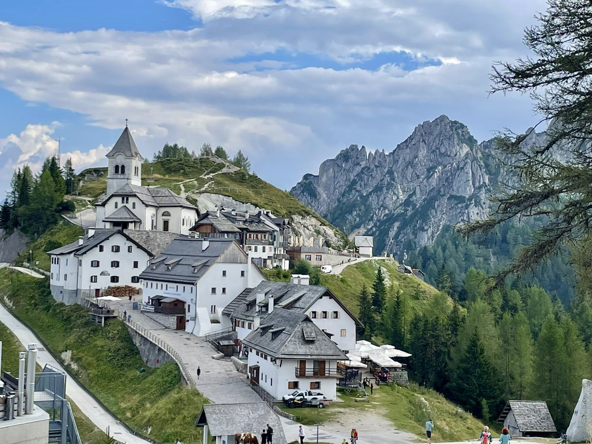 WallnerJosef's tweet photo. Kanaltal. Das Beste. 4 Sprachen, schönste Berge, richtig gutes Essen, liabe Leit. Gut, dass alle nur durchfahren! https://t.co/ecXSbh5z2P