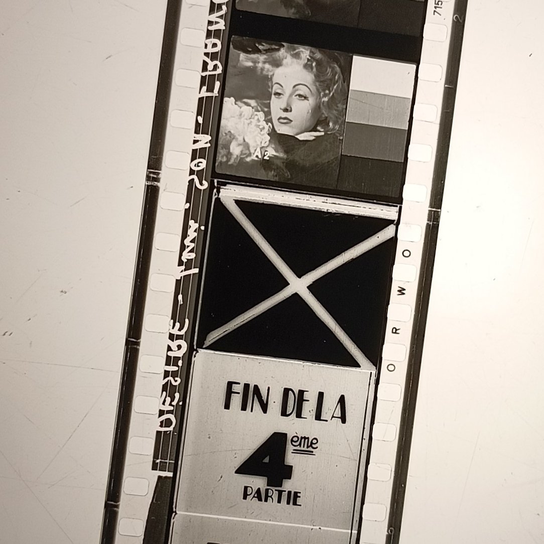 sozekeyser's tweet photo. a dozy leader lady - found in a 35mm print of Sacha Guitry's 'Désiré' (1937).

https://t.co/6H0my77l8N

#leaderlady 
#désiré1937 
#sachaguitry
#cinematecaportuguesa
#filmleaders 
#orwofilm 
#35mm 
#35mmfilm 
#projectionbooth 
#projectonfilm 
#filmisnotdead https://t.co/BNPP7Q2U4G