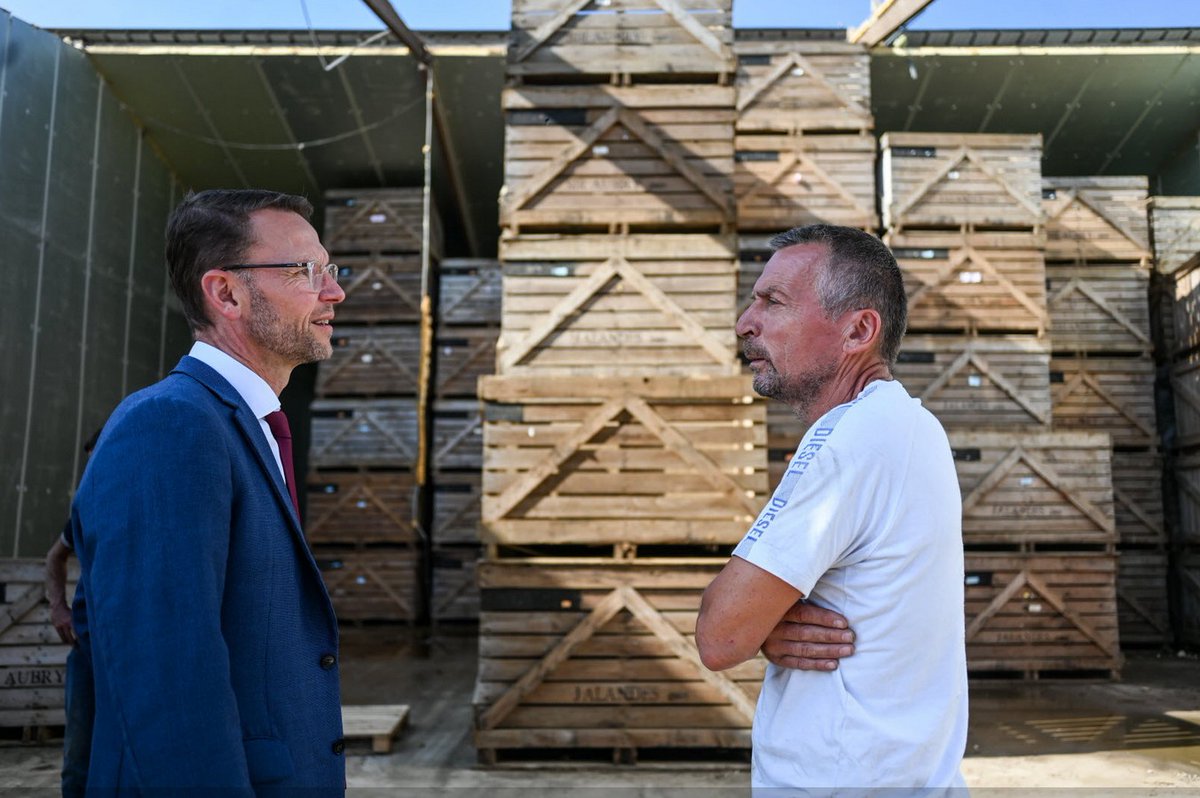 Visite du Sous-préfet de Verdun à Tilly-sur-Meuse après les violents orages du 24 août dernier. 🌩

Il a échangé avec le maire, les habitants et exploitants sur les dégâts causés par les vents de 140 km/h, notamment pour la famille MARTIN du GAEC Sir Aubry. 👥💬