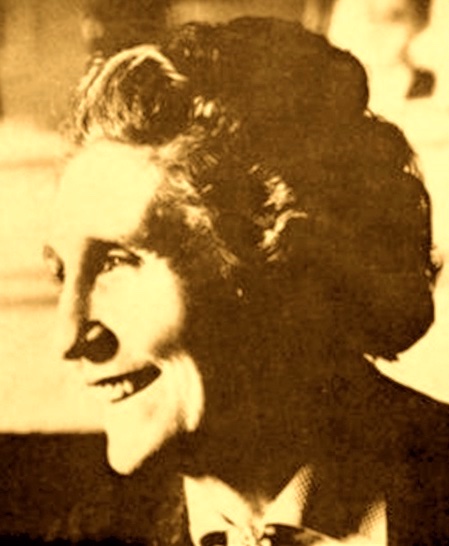 Septembre 1944. "Tu diras, hein ?" Ses camarades mourantes le savent: la résistante est journaliste. Elle écrit donc. En cachette. A Ravensbrück. Et elle dira. Mais après avoir appris la mort de son fils à la 2e DB. Et avant de perdre le second, en Indochine. Simone Saint-Clair.
