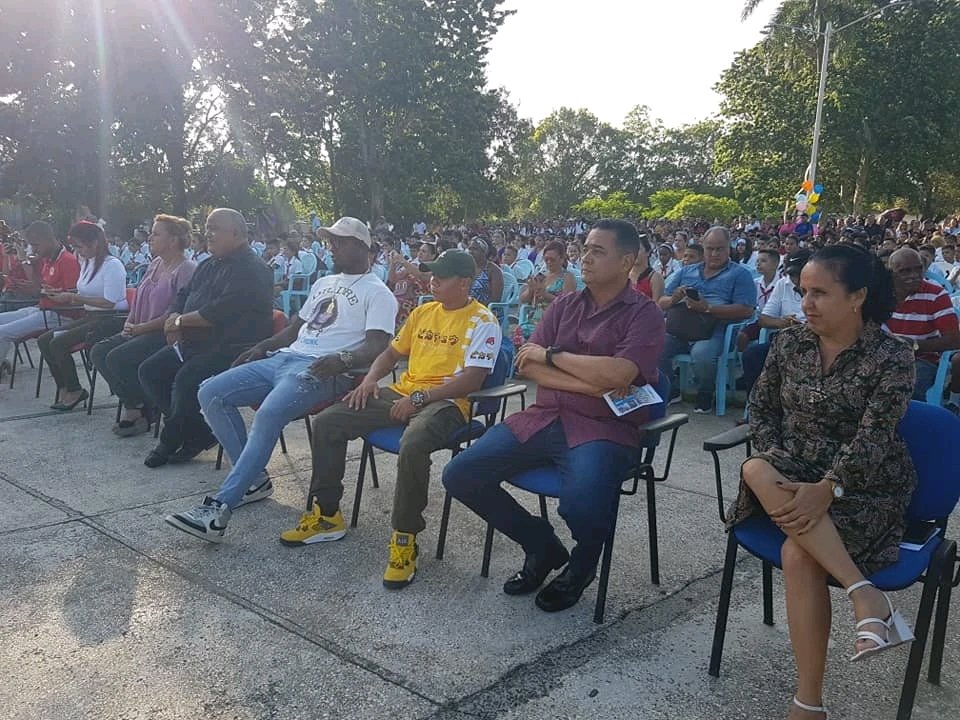 GelsyPuig15445's tweet photo. 🇨🇺En el acto provincial de inicio del curso escolar 2024/2025, efectuado en la Plaza 26 de Noviembre, del municipio de #Minas, fueron reconocidos maestros, trabajadores, familiares, colectivos educacionales y organismos que apoyaron tareas de preparación del nuevo período docente https://t.co/0EpaPjT4Zd