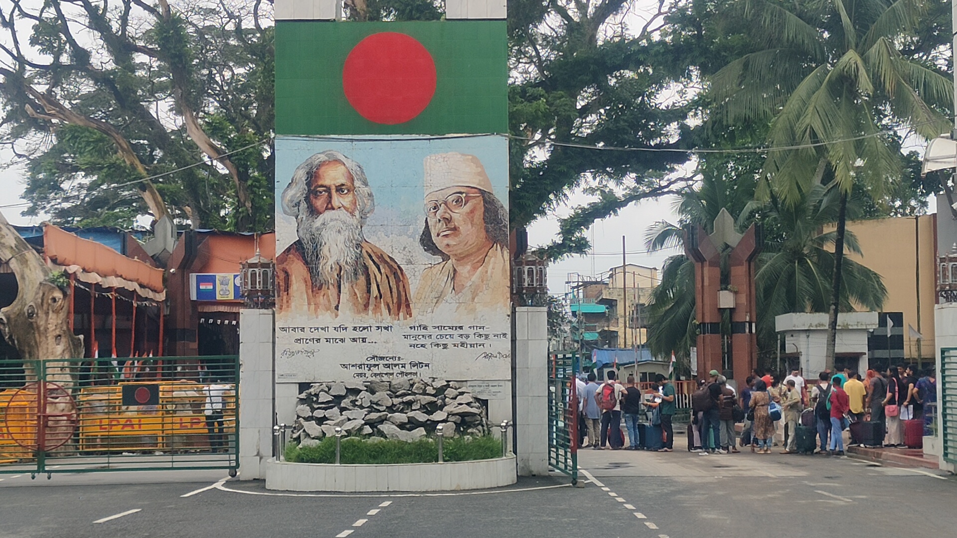 বেনাপোল চেকপোস্টে ভারতগামী ৮ পাসপোর্ট যাত্রীর টাকা ছিনতাই