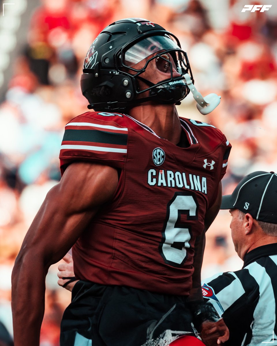 PFF_College's tweet photo. Dylan Stewart: 95.2 PFF Grade in Week 1

Highest Graded Player of the Week as a TRUE FRESHMAN🤯

(📸: @GamecockFB) https://t.co/yPI02z6966