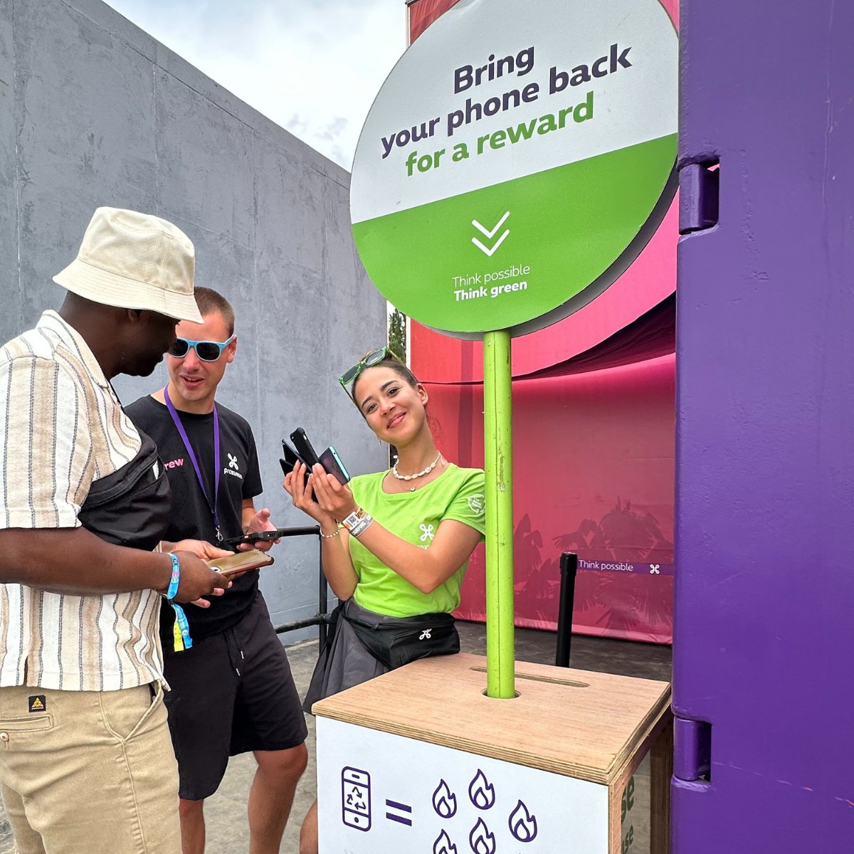 ProximusGroup's tweet photo. Nous avons collecté 9 724 vieux téléphones lors des 3 festivals: @LESARDENTES , @francosdespa et @pukkelpop. Le compte est maintenant à 77 280, et nous visons 140 000 téléphones d'ici la fin de l'année ! 📱♻️ #UseReuseRecycle https://t.co/9RvhoqgTqm