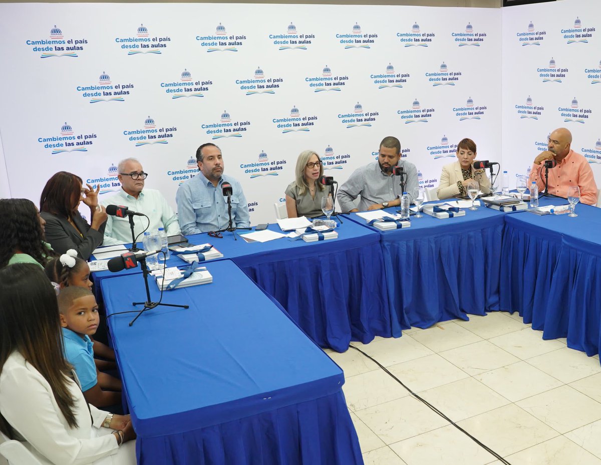 EducacionRDo's tweet photo. @ARenLosDeportes manifestó que el proyecto #TechadoDeCancha es una conquista del presidente @luisabinader que logra impactar los centros educativos y a las comunidades, ya que se pueden realizar actividades como celebraciones culturales, deportivas y sociales.
#LaZEnElMinerd https://t.co/plPr3lXhog