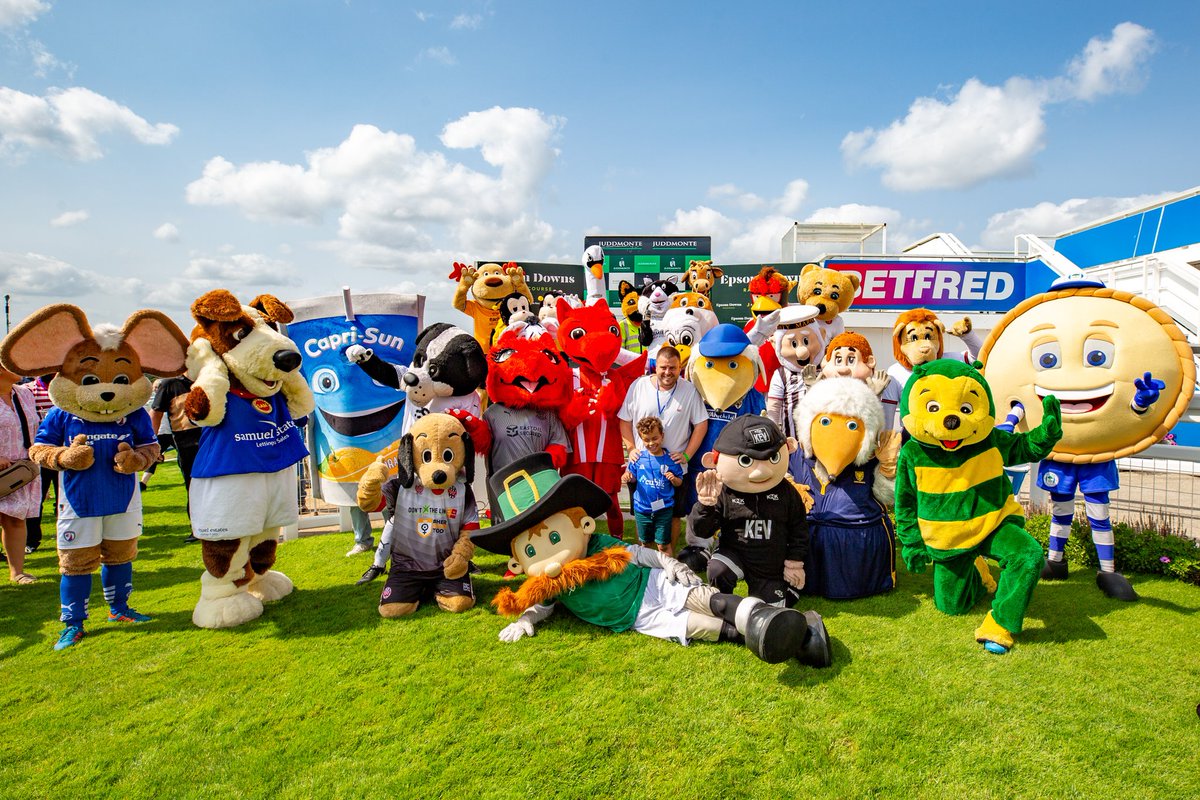 A huge thanks to <a href="/HowietheHornet/">Howie the Hornet</a> <a href="/HorshamFC/">Horsham FC</a> #mascot for joining us at <a href="/TheLockwoodFA/">The LFA</a> #EpsomMascotDerby helping us raise £4,200 for <a href="/Childrens_Trust/">The Children's Trust</a> &amp; £5,500 for Children's charities. You can still donate here justgiving.com/page/epsommasc… 📷 <a href="/stephenflynn123/">Stephen</a> #Mascots <a href="/LardyArmy/">Lardy Army</a>