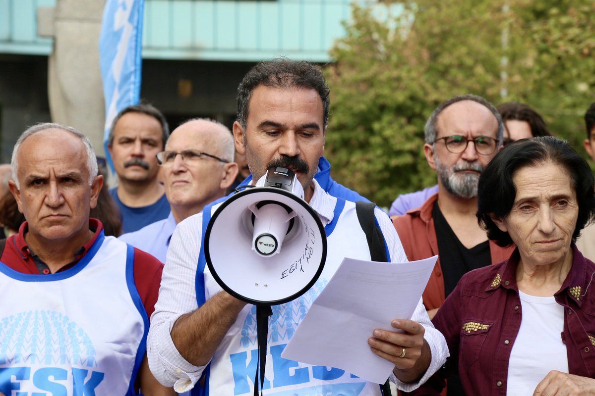 KESK1995's tweet image. KHK ihraçlarının 8. yılında tüm ülkede alanlardaydık.
KESK Ankara Şubeler Platformu’nun Sakarya Caddesinde düzenlediği eyleme KESK MYK üyeleri ve bağlı sendikaların MYK üyeleri katılım sağladı.
Ne bu olağan hale getirmek istediğiniz çürüyen düzeninize alışacağız. 
Ne de zulmün…