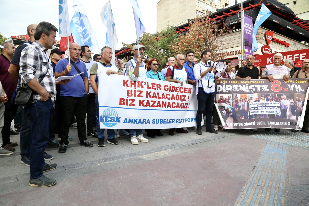 KESK1995's tweet image. KHK ihraçlarının 8. yılında tüm ülkede alanlardaydık.
KESK Ankara Şubeler Platformu’nun Sakarya Caddesinde düzenlediği eyleme KESK MYK üyeleri ve bağlı sendikaların MYK üyeleri katılım sağladı.
Ne bu olağan hale getirmek istediğiniz çürüyen düzeninize alışacağız. 
Ne de zulmün…