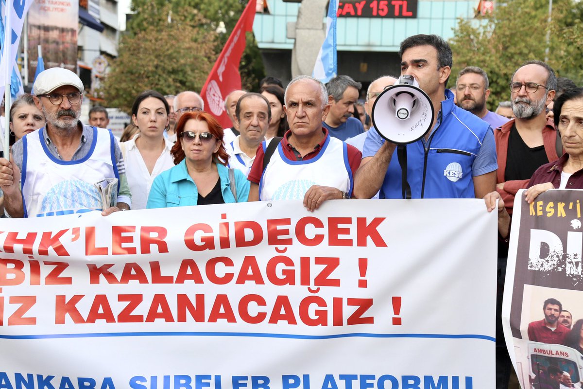 KESK1995's tweet image. KHK ihraçlarının 8. yılında tüm ülkede alanlardaydık.
KESK Ankara Şubeler Platformu’nun Sakarya Caddesinde düzenlediği eyleme KESK MYK üyeleri ve bağlı sendikaların MYK üyeleri katılım sağladı.
Ne bu olağan hale getirmek istediğiniz çürüyen düzeninize alışacağız. 
Ne de zulmün…