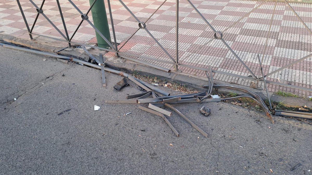 PuertoLocal092's tweet photo. Accidente de circulación por salida de la vía con daños al patrimonio. La conductora ha dado positivo en alcohol y drogas, será imputada por un delito contra la seguridad vial. 
Seguimos recordando; alcohol, drogas y conducción es mala combinación.
#PolicíaLocal #CercaDeTi https://t.co/ouTTz0PfBG