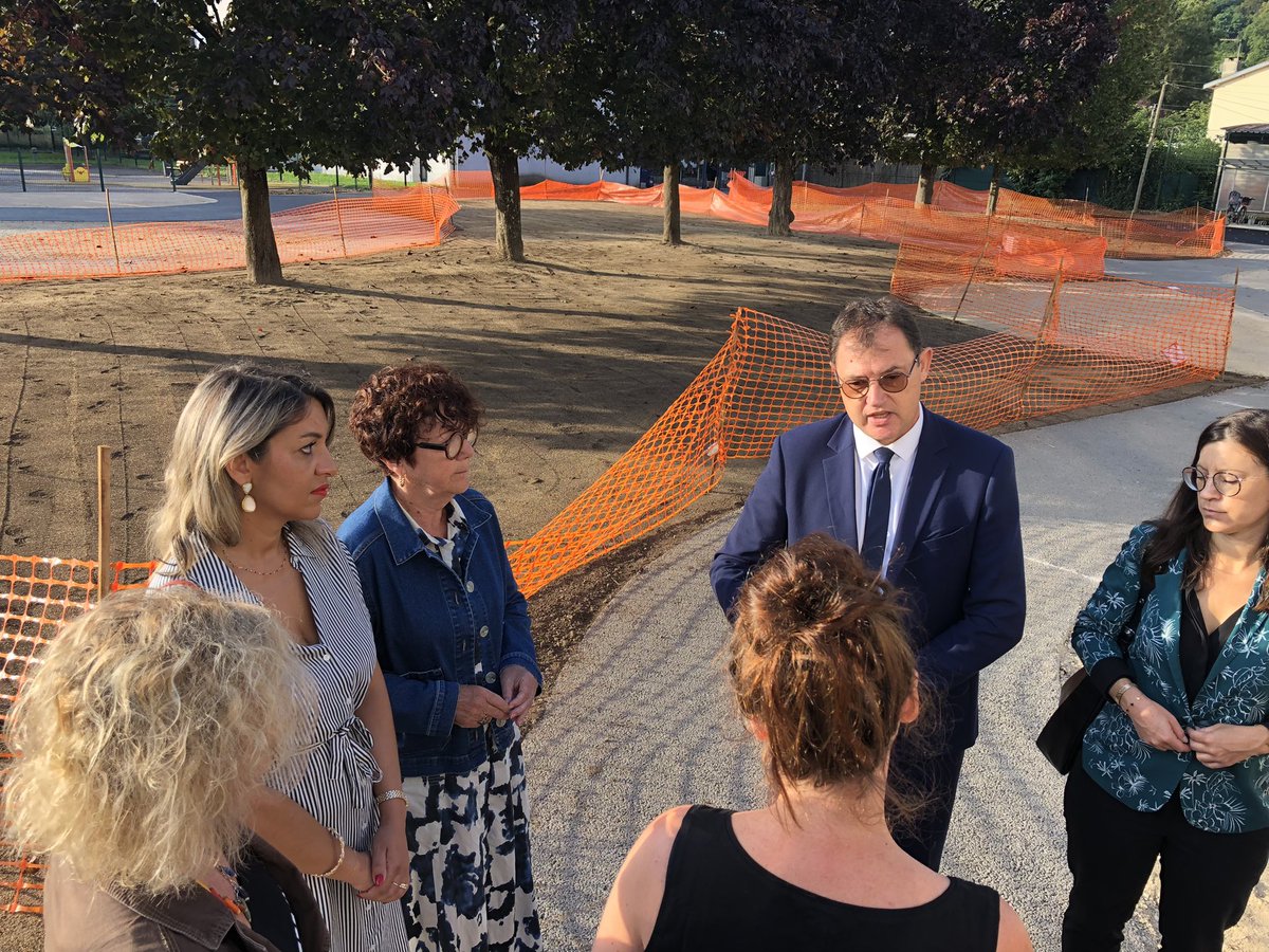 Accompagné de Mme la maire et de l’équipe de la circonscription, j’ai pu mesurer la qualité des travaux engagés pour végétaliser la cour de l’école Edmond Laguerre de Bar le Duc #rentree2024 <a href="/Prefet55/">Préfet de la Meuse</a> <a href="/acnancymetz/">Académie de Nancy-Metz</a> <a href="/DSDEN55/">DSDEN55</a> <a href="/barleduc55000/">Ville de Bar le Duc</a>