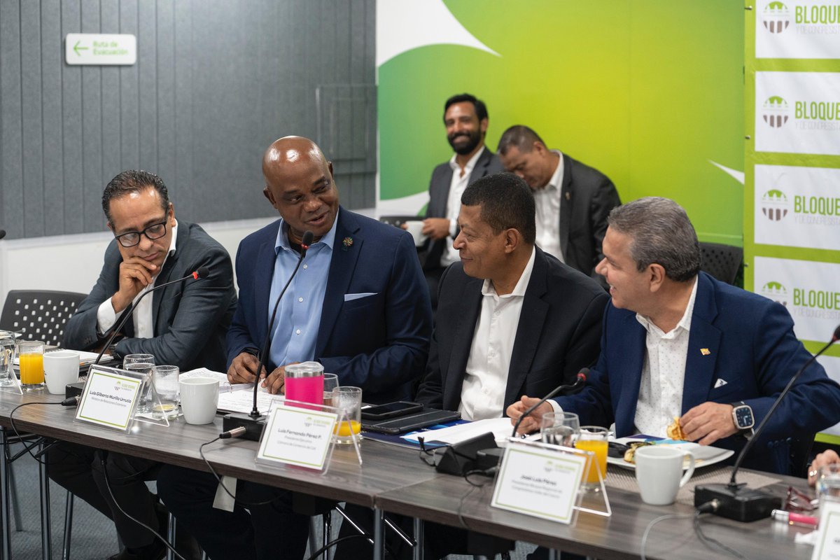 En compañía de la <a href="/MinAmbienteCo/">MinAmbiente Colombia</a> , <a href="/susanamuhamad/">Susana Muhamad</a> y del director del <a href="/DNP_Colombia/">Departamento Nacional de Planeación</a>  <a href="/AlexLopezMaya/">Alexander López Maya</a> , sostuvimos un encuentro importante con el Bloque Regional y de Congresistas del Valle del Cauca, así como con autoridades territoriales del departamento, donde ratificamos los