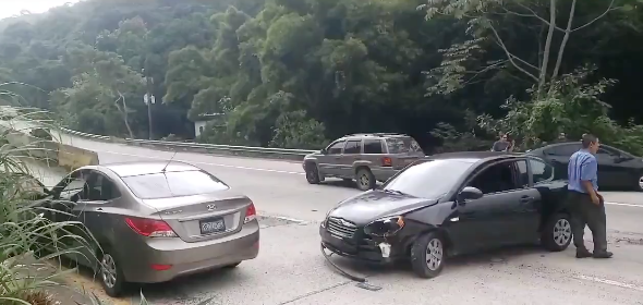 #TraficoSV || Esta mañana se ha producido un accidente de tránsito en la carretera al puerto de La Libertad, el cual ha dejado solamente daños materiales, afortunadamente.