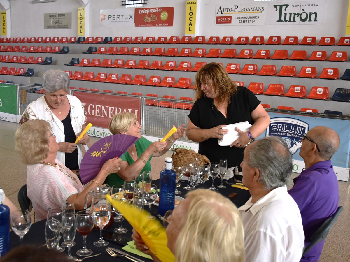 🍽️ Celebrem la #fmpsip amb un dinar per als socis i sòcies del Casal de la Gent Gran. Una oportunitat per compartir un àpat festiu!

👉 Hi han assistit l'alcalde, <a href="/uri_roca/">Oriol Lozano Rocabruna</a>, la regidora de Gent Gran, Patricia Freire, i la regidora de Cultura i Festes populars, <a href="/evacric/">Eva Soler</a>.