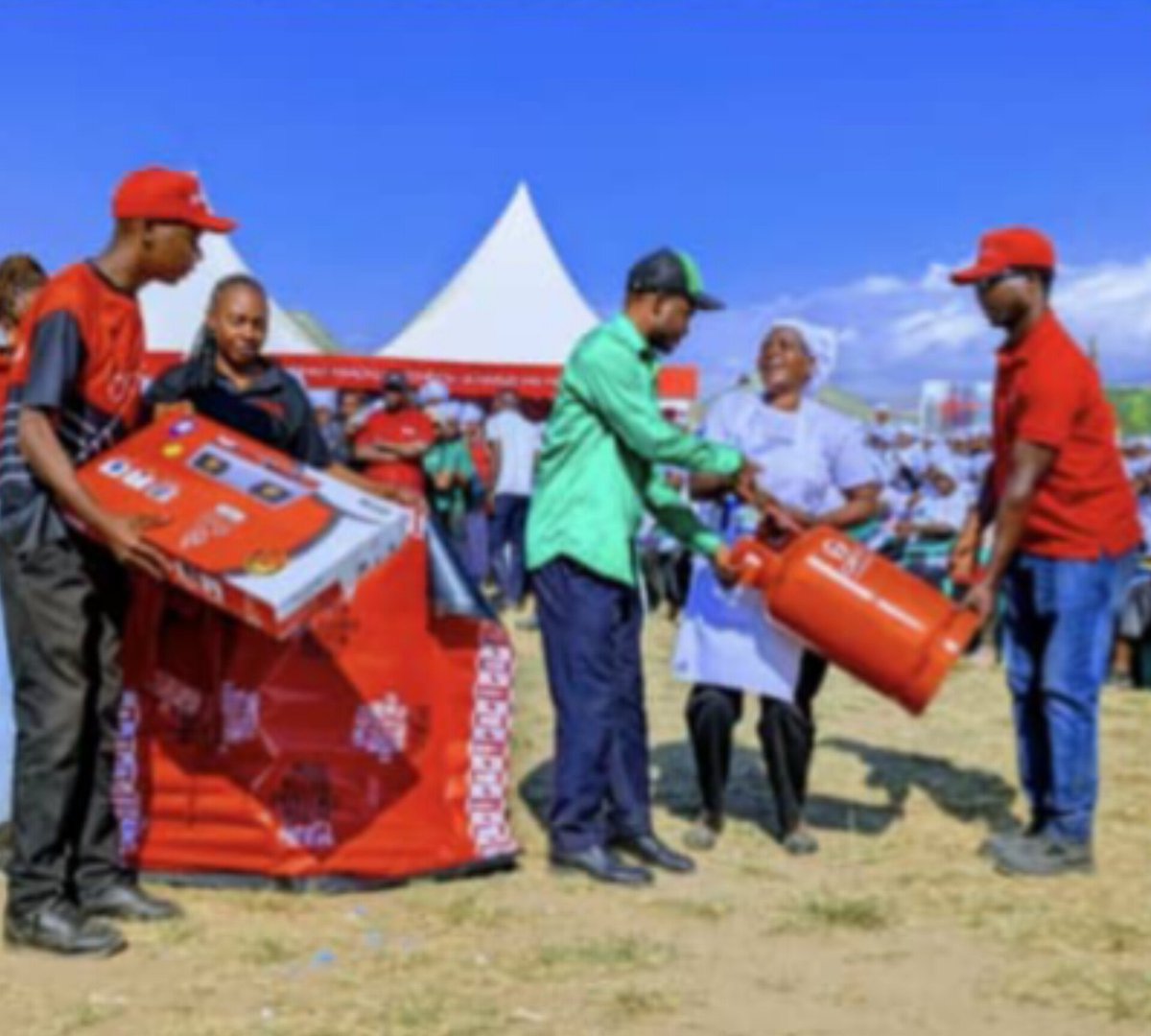 UmojaTVonline's tweet photo. #UMOJATVupdates: MNEC @NdeleMwaselela Amegawa majiko ya gesi Kwa mama lishe wa Mbeya mjini wakati wa kilele Cha Tamasha la TULIA Cooking Festival 2024 Jijini Mbeya, Katika Hatua yakukabiliana na Uharibifu wa mazingira unaosababishwa na matumizi ya Mkaa na Kuni Kwa kiasi kikubwa. https://t.co/yd7JtnJI0N