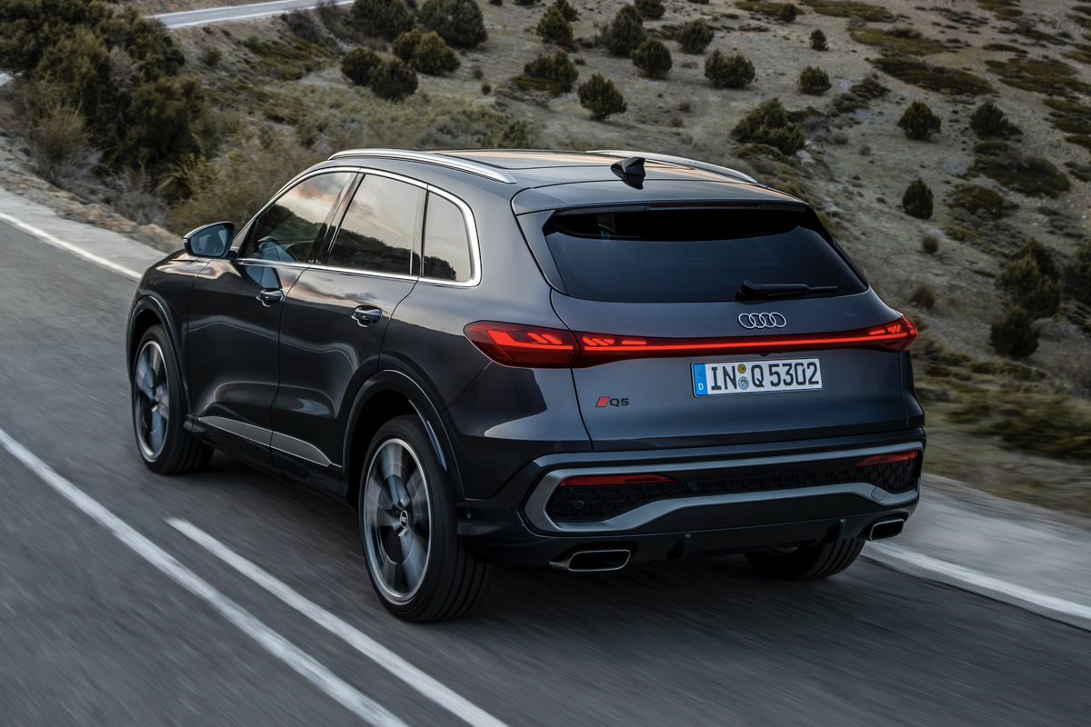 lerdvauto's tweet image. 🇩🇪 Audi a présenté cette nuit la nouvelle génération (3e) de son Q5 : petite beauté pour le best-seller !

• Plateforme PPC
• 3 motorisations avec technologie MHEV plus : TFSI 204, TDI 204 et V6 367 (pour le SQ5)
• Q5, à partir de 57 550€
• SQ5, à partir de 95 230€

#AudiQ5