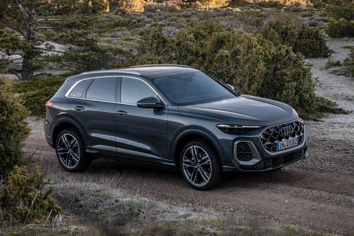 lerdvauto's tweet image. 🇩🇪 Audi a présenté cette nuit la nouvelle génération (3e) de son Q5 : petite beauté pour le best-seller !

• Plateforme PPC
• 3 motorisations avec technologie MHEV plus : TFSI 204, TDI 204 et V6 367 (pour le SQ5)
• Q5, à partir de 57 550€
• SQ5, à partir de 95 230€

#AudiQ5