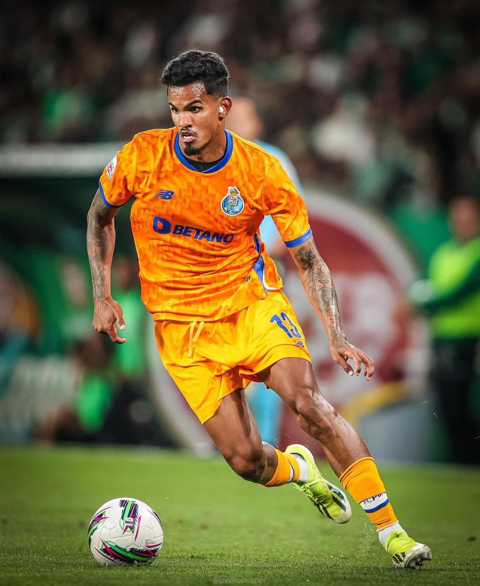 Nunca foi um jogador que encantasse pela sua qualidade. Apesar disso, sempre foi um jogador que deixou tudo dentro de campo, seja a ala, avançado ou lateral. 

E esse é o principal mérito dele. Tal como VB disse, não é normal um internacional brasileiro aceitar desta forma a nova