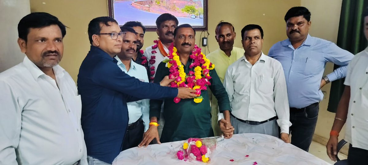Shivkum23793831's tweet photo. 5 सितंबर के कार्यक्रम के क्रम में झांसी में जनपदीय पदाधिकारियों से मुलाकात की, साथ ही शिक्षक विधायक माननीय बाबूलाल तिवारी से भी मुलाकात की।
💐
#5_september https://t.co/kJEJD5pEmH