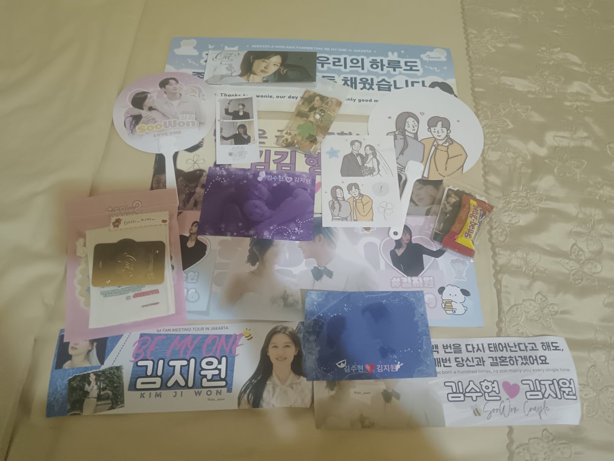 tash_kim_'s tweet photo. Thank you so much for the freebies. I wanna cry as all of it are so nice and beautiful. I have never exchanged freebies this many before. So touched by your generosity. 🥺🥺🥺

Thank you dongdengs and Soobinies.

#BeMyOneInJakarta #BeMyOneInJKT https://t.co/ONw5V6kHqO