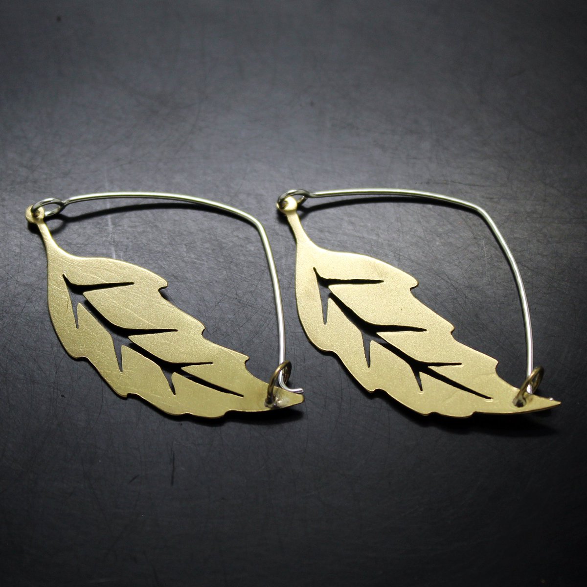 Plataica's tweet photo. 🍃 #Pendientes de latón y #plata925 con forma de #hoja
Un diseño elegante y atemporal para llevar en un momento casual o un día especial.
👉 https://t.co/PlJY6BMfmq
#latón #hojasecas #brassjewelry #handmade #joyeríaartesanal #freeshipping #leaf #brassleaf https://t.co/TwFncohBYz