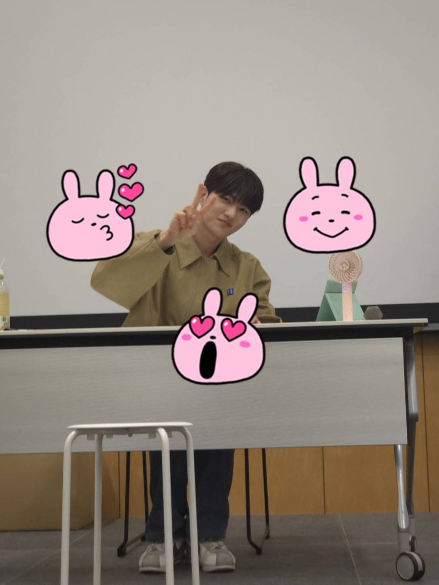 昨日は推しのサイン会に当たったので行ってきた😆自分の番終わってパシャパシャ撮ってたらピースしてくれた😚