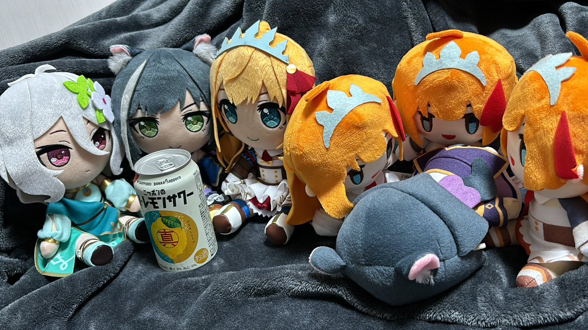 載せる絵がないのでぬいぐるみでお祝いするか…ｷｬﾙﾁｬﾝ…