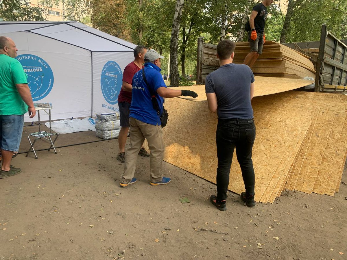 Russia's brutal attack on Sumy🇺🇦yesterday damaged an orphanage &amp; centre of rehabilitation for children + 350 apartments in the area, injuring civilians incl children.

UNHCR's partner <a href="/MissionProliska/">NGO Proliska</a> is on-site providing psychological support &amp; emergency shelter materials.