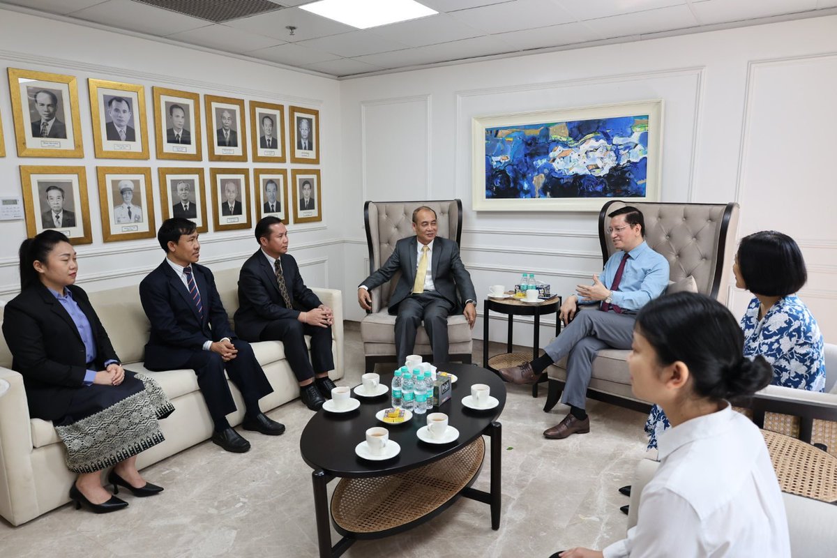 Sincere appreciation to H.E. Bounmy Vanmany and Laos embassy staff for their kind wishes on Viet Nam's 79th National Day. We treasure our great friendship, special solidarity and comprehensive cooperation 🇱🇦❤️🇻🇳 #VietnamNationalDay #LaosVietnamFriendship