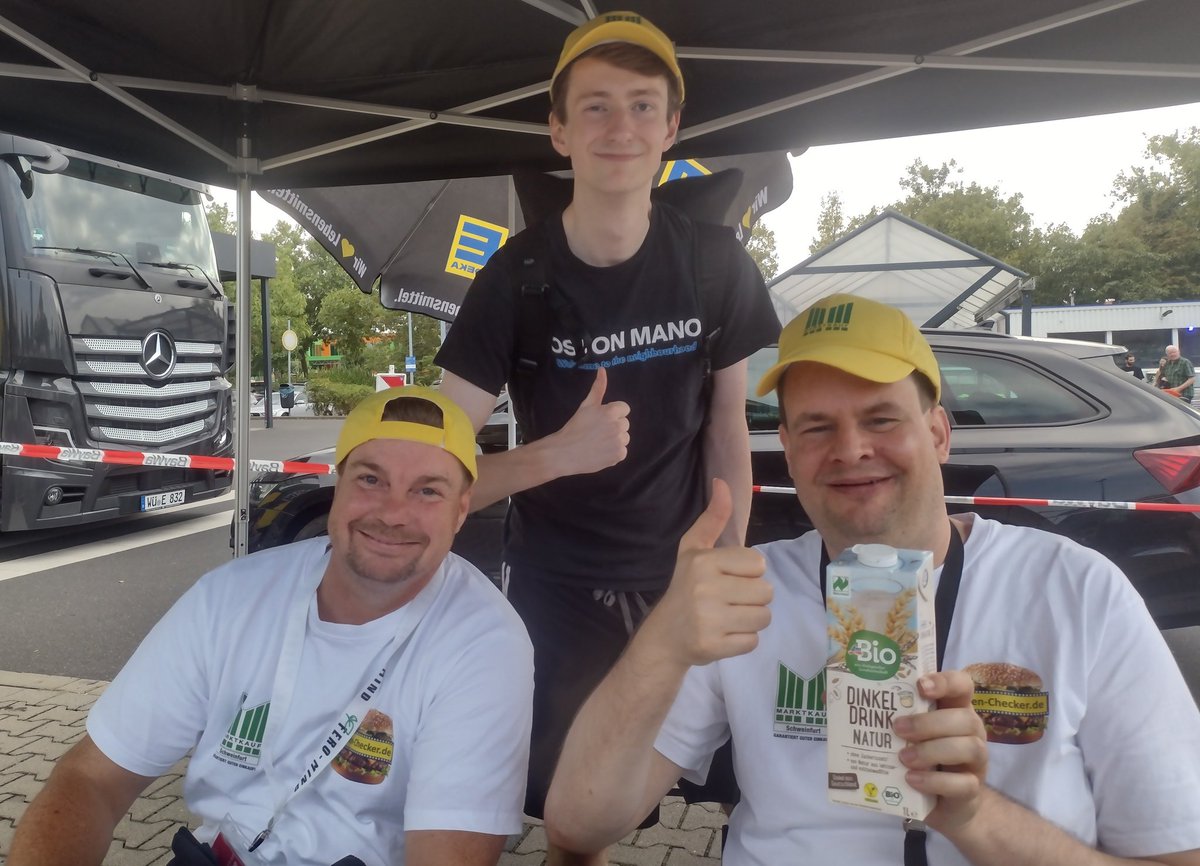 Daefanta's tweet image. schließlich konnte ich Sebastian Schulz aus Schonungen bei Schweinfurt und den Essen-Checkern persönlich die Dinkelmilch überreichen, damit sie diese in einem zukünftigen Food-Video bewerten können