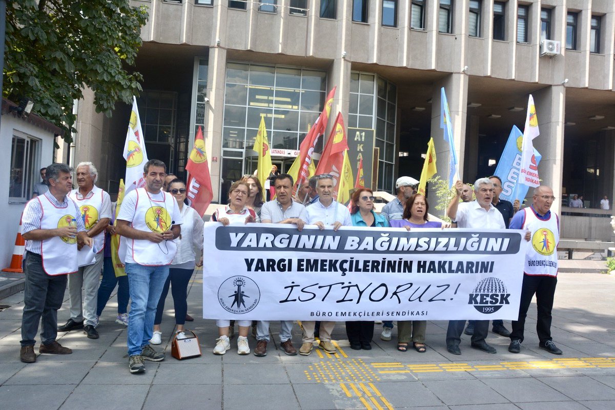 KESK1995's tweet image. Büro Emekçileri Sendikası ‘Yargının bağımsızlığını ve yargı emekçilerinin haklarını istiyoruz! ‘ sloganıyla yargı emekçilerinin taleplerini, yargı yılı açılışında Ankara Adliyesi önünde dile getirdi.
Açıklamaya KESK MYK Üyeleri Sema Pınar ve Bahadır Berdicioğlu ile KESK'e bağlı…