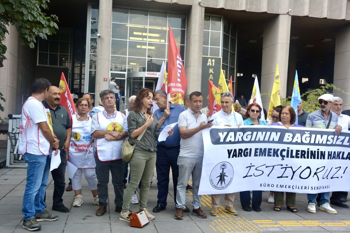 KESK1995's tweet image. Büro Emekçileri Sendikası ‘Yargının bağımsızlığını ve yargı emekçilerinin haklarını istiyoruz! ‘ sloganıyla yargı emekçilerinin taleplerini, yargı yılı açılışında Ankara Adliyesi önünde dile getirdi.
Açıklamaya KESK MYK Üyeleri Sema Pınar ve Bahadır Berdicioğlu ile KESK'e bağlı…
