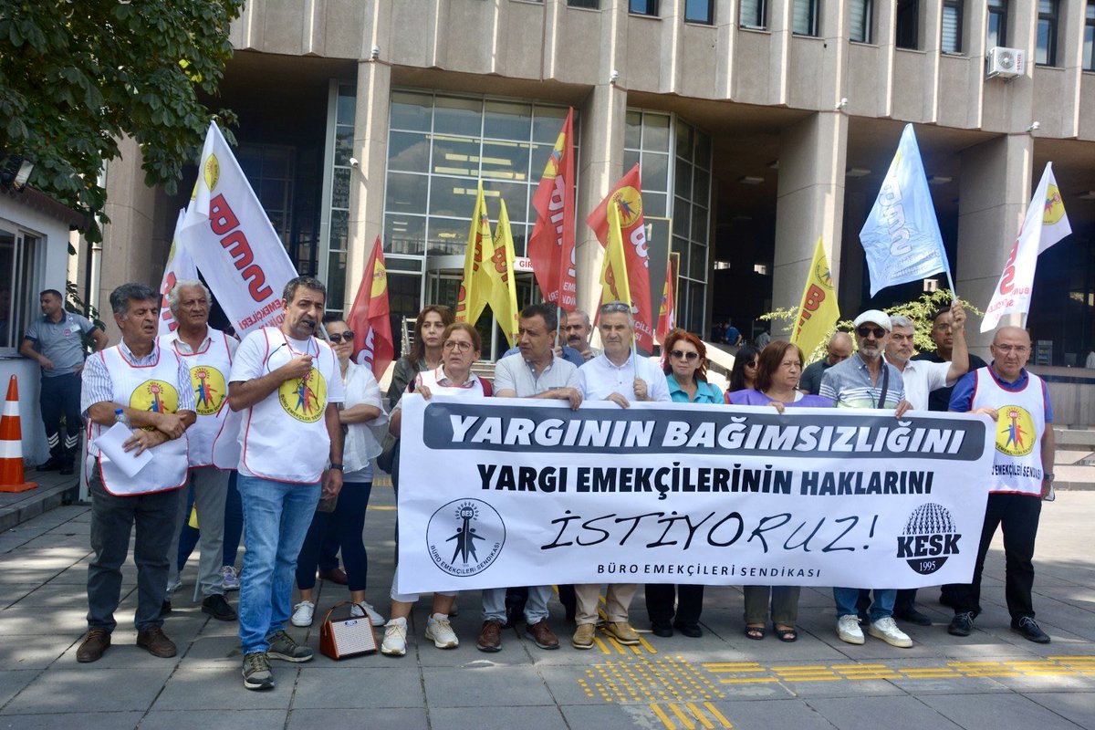 KESK1995's tweet image. Büro Emekçileri Sendikası ‘Yargının bağımsızlığını ve yargı emekçilerinin haklarını istiyoruz! ‘ sloganıyla yargı emekçilerinin taleplerini, yargı yılı açılışında Ankara Adliyesi önünde dile getirdi.
Açıklamaya KESK MYK Üyeleri Sema Pınar ve Bahadır Berdicioğlu ile KESK'e bağlı…