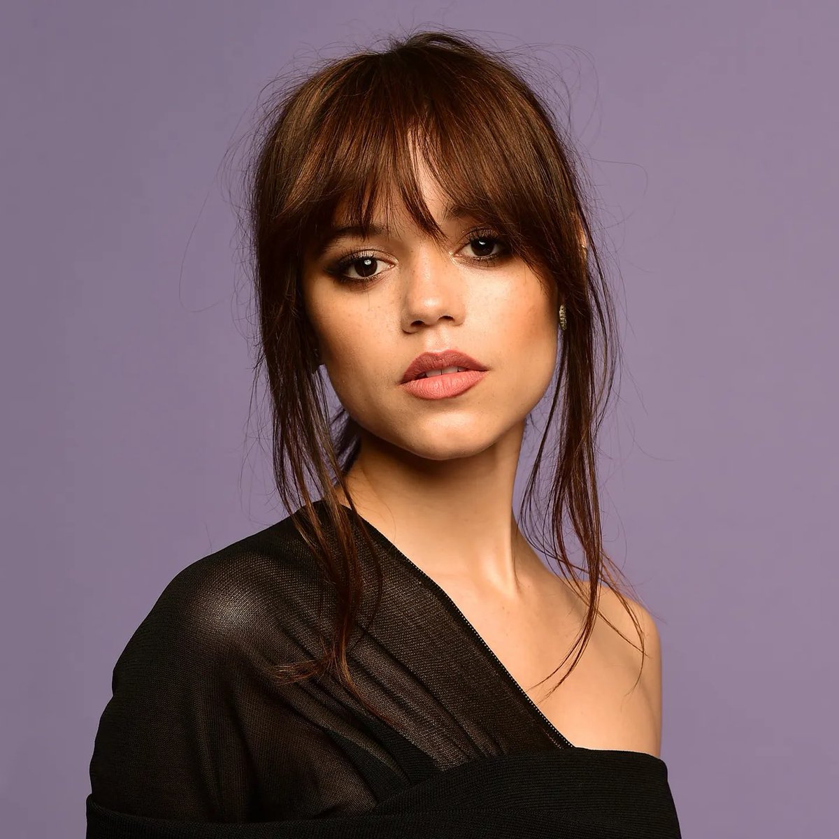 PopCrave's tweet photo. Jenna Ortega reveals to NME that she prefers Blur to Oasis:

“Can I be honest? I actually just heard ‘Wonderwall’ for the first time a month ago. I actually sat down and listened to the whole thing. It was a thing that I got attacked for not knowing about it by an ex. I listen to Blur. I haven’t really gotten into Oasis.”