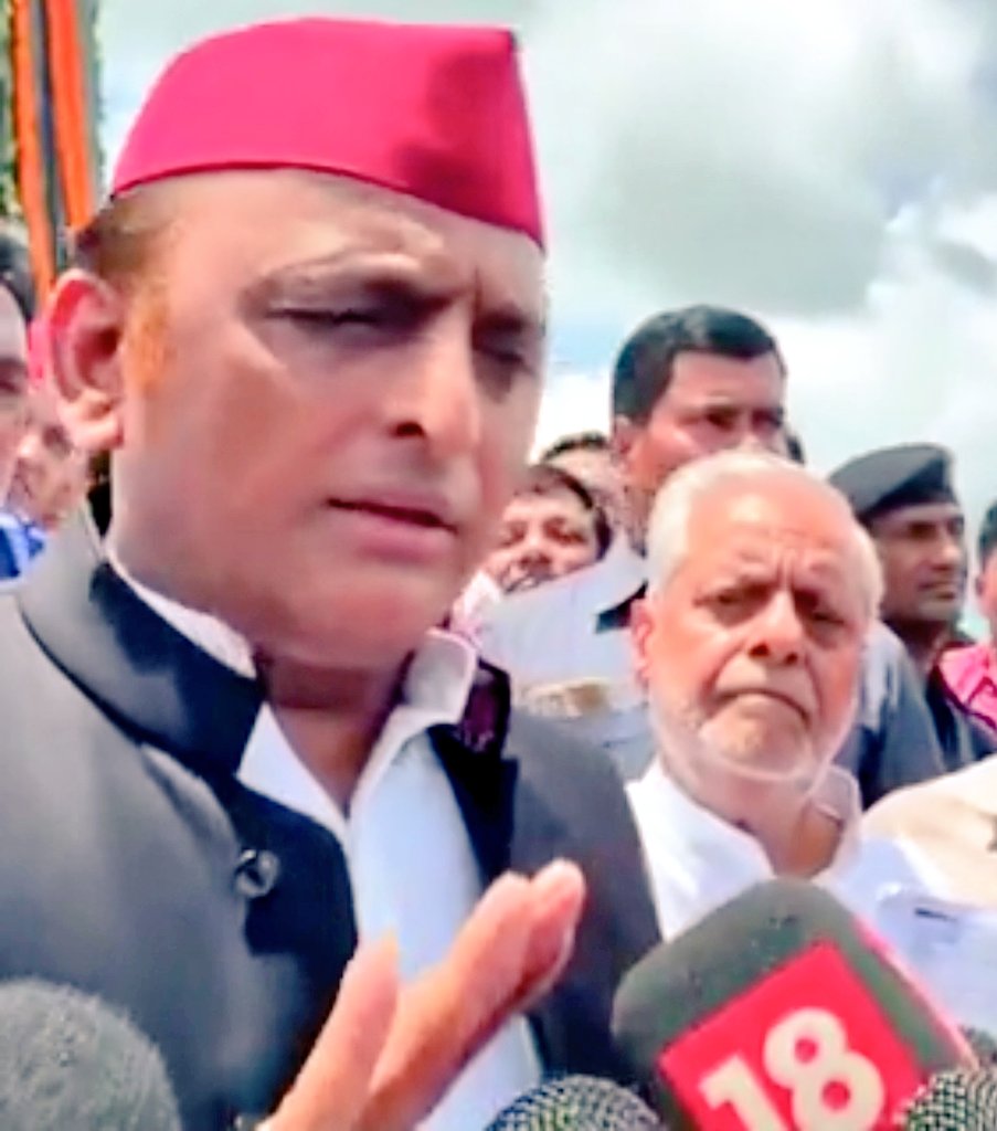 बलात्कारी के साथ कौन खड़ा है ?

आप सपा सुप्रीमो अखिलेश यादव हैं

अखिलेश यादव की पहचान अपने कार्यकर्त्ता के साथ किसी भी परिस्थिति में खड़े रहने की है

पर क्या बलात्कारी नवाब के साथ खड़े थे आप

जी हाँ, जब सपा का वरिष्ठ नेता नवाब यादव एक मासूम बच्ची से बलात्कार में गिरफ्तार हुआ तो