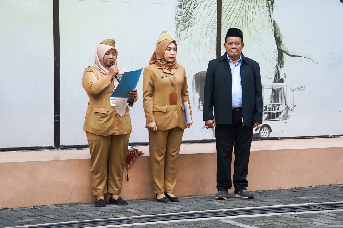 Penyerahan SK Pensiun kepada Bapak H Supomo ,SE. Mpar  masa kerja selama 37 tahun 6 bulan.
Selamat memasuki masa purna tugas Pak Pomo tokoh Pokdarwis terimakasih atas dedikasi &amp; pengabdiannya. Semoga senantiasa diberikan kesehatan, keselamatan &amp; bahagia selalu bersama keluarga.