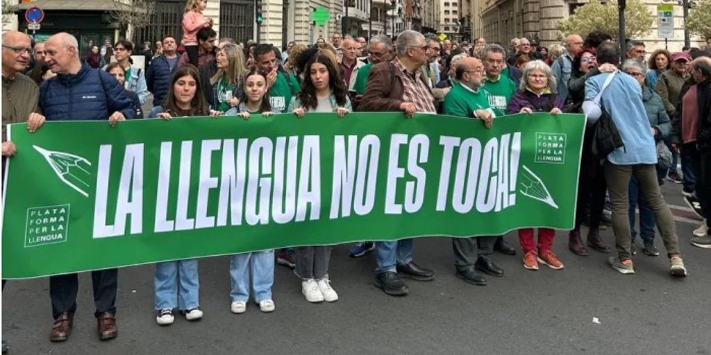 Las medidas de Mazón contra la inmersión lingüística que han rebelado a la ONG del catalán dlvr.it/TCj8Xm
