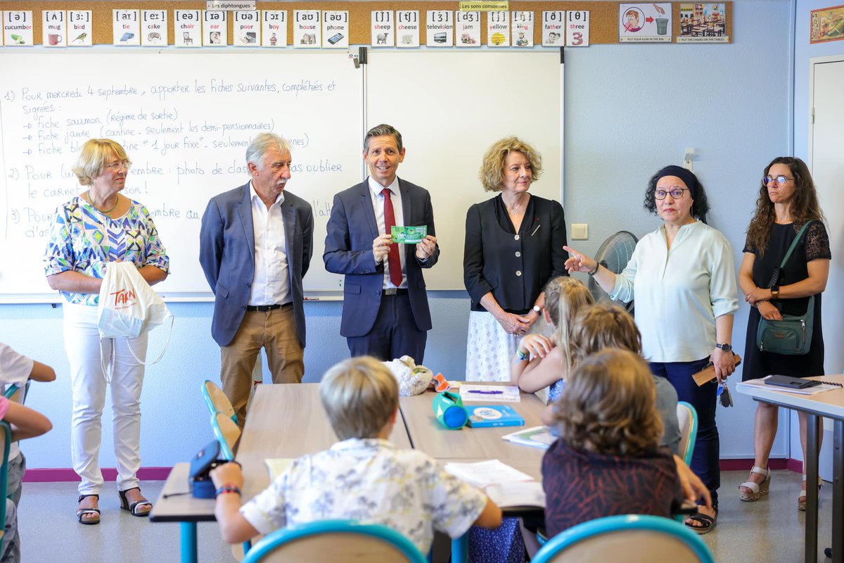 ramond_christ's tweet photo. Au #collège Jean Jaurès à #Albi, pour la rentrée scolaire
J’ai rappelé les 5 priorités du Département pour l'épanouissement des collégiens :

▶️Améliorer le pouvoir d’achat des familles :
Le chéquier collégien de 230€, unique en Occitanie, c'est une aide directe dans le porte-monnaie des familles pour l'achat de livres, de fournitures scolaires, de places de cinéma, spectacles, activités culturelles, musées…). Je l'ai fait augmenter de 10€ cette année pour porter l'aide à l'achat d'une licence sportive à 40€. L'objectif est de continuer à faire vivre l’esprit des jeux olympiques car le sport c'est bien à la télé mais c'est encore mieux à pratiquer !
Un kit de rentrée contenant une calculatrice scientifique, un dictionnaire de poche et un sac est également distribué à chaque élève entrant en 6e.
Nous maintenons aussi les repas à partir de 1€ dans nos cantines en fonction des revenus pour permettre à tous de bien manger.

▶️Gommer les inégalités et former les citoyens de demain :
Le Département prend en charge le coût du transport pour les élèves en situation de handicap.
Nous déployons aussi cette année 850 nouveaux ordinateurs dans nos collèges pour donner les meilleurs moyens à nos jeunes d'être formés à une pratique raisonnable des outils numériques.
Chaque élève de 6e confié à l'aide sociale à l'enfance recevra également de la part du Département un ordinateur portable afin que les inegalités de destin ne soient pas un frein à la réussite scolaire.
Nous assurons aussi la formation de tous les élèves de 5e aux gestes qui sauvent avec les sapeurs-pompiers du SDIS.

▶️Sécuriser nos collèges :
633 000 € sont mobilisés cette année pour sécuriser l'accès dans les collèges : création de loges à l’entrée, contrôles d'accès aux établissements, renforcement de la vidéo-surveillance, alarmes anti-intrusion... Nos établissements doivent rester des sanctuaires de la République et de la transmission du savoir.

▶️Lutter contre le harcèlement scolaire :
Cette année, le Département renforce ses actions pour lutter contre toute forme de harcèlement. Des campagnes d'information et de sensibilisation seront menées pour mettre en avant le 3018, numéro unique d'appel d'urgence.

▶️ Accompagner la transition écologique :
Nous voulons également remettre la nature au cœur de nos établissements avec des opérations de renaturation, de désimperméabilisation et de végétalisation ainsi que la plantation d’arbres dans 18 collèges (45 000 plantés en 2024).
J'ai tenu aussi à souhaiter une bonne rentrée aux agents du Département du Tarn. Ils sont le visage et le sourire de notre collectivité  tous les jours au contact des #élèves.

Bonne rentrée à tous !

#Rentrée2024 #rentreescolaire
