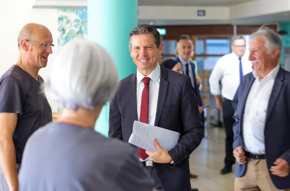 ramond_christ's tweet photo. Au #collège Jean Jaurès à #Albi, pour la rentrée scolaire
J’ai rappelé les 5 priorités du Département pour l'épanouissement des collégiens :

▶️Améliorer le pouvoir d’achat des familles :
Le chéquier collégien de 230€, unique en Occitanie, c'est une aide directe dans le porte-monnaie des familles pour l'achat de livres, de fournitures scolaires, de places de cinéma, spectacles, activités culturelles, musées…). Je l'ai fait augmenter de 10€ cette année pour porter l'aide à l'achat d'une licence sportive à 40€. L'objectif est de continuer à faire vivre l’esprit des jeux olympiques car le sport c'est bien à la télé mais c'est encore mieux à pratiquer !
Un kit de rentrée contenant une calculatrice scientifique, un dictionnaire de poche et un sac est également distribué à chaque élève entrant en 6e.
Nous maintenons aussi les repas à partir de 1€ dans nos cantines en fonction des revenus pour permettre à tous de bien manger.

▶️Gommer les inégalités et former les citoyens de demain :
Le Département prend en charge le coût du transport pour les élèves en situation de handicap.
Nous déployons aussi cette année 850 nouveaux ordinateurs dans nos collèges pour donner les meilleurs moyens à nos jeunes d'être formés à une pratique raisonnable des outils numériques.
Chaque élève de 6e confié à l'aide sociale à l'enfance recevra également de la part du Département un ordinateur portable afin que les inegalités de destin ne soient pas un frein à la réussite scolaire.
Nous assurons aussi la formation de tous les élèves de 5e aux gestes qui sauvent avec les sapeurs-pompiers du SDIS.

▶️Sécuriser nos collèges :
633 000 € sont mobilisés cette année pour sécuriser l'accès dans les collèges : création de loges à l’entrée, contrôles d'accès aux établissements, renforcement de la vidéo-surveillance, alarmes anti-intrusion... Nos établissements doivent rester des sanctuaires de la République et de la transmission du savoir.

▶️Lutter contre le harcèlement scolaire :
Cette année, le Département renforce ses actions pour lutter contre toute forme de harcèlement. Des campagnes d'information et de sensibilisation seront menées pour mettre en avant le 3018, numéro unique d'appel d'urgence.

▶️ Accompagner la transition écologique :
Nous voulons également remettre la nature au cœur de nos établissements avec des opérations de renaturation, de désimperméabilisation et de végétalisation ainsi que la plantation d’arbres dans 18 collèges (45 000 plantés en 2024).
J'ai tenu aussi à souhaiter une bonne rentrée aux agents du Département du Tarn. Ils sont le visage et le sourire de notre collectivité  tous les jours au contact des #élèves.

Bonne rentrée à tous !

#Rentrée2024 #rentreescolaire