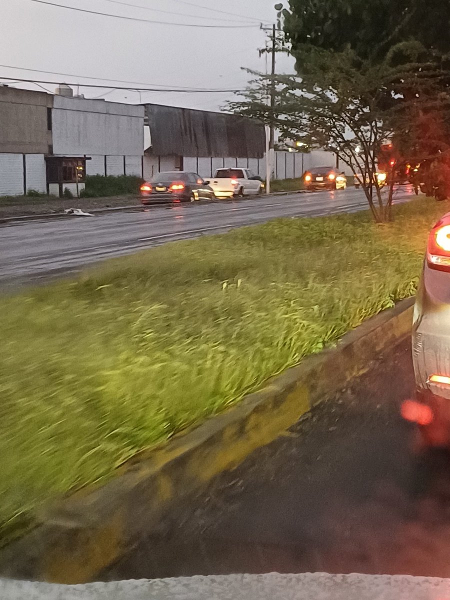 Edgarq85's tweet photo. Caravanas en sentido contrario en  Juam Gil Preciado y la autoridad no hace nada @Trafico_ZMG @TVAztecaJalisco @Notisistema @RadioMetropoli @AgenciaAMIM https://t.co/YRjnrgUQeF