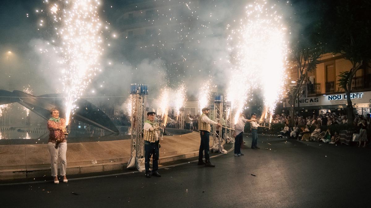 Vicentgv's tweet photo. La 'passejà' de Sant Onofre de Quart de Poblet triunfa entre pólvora y música https://t.co/XCmRgkJQXE https://t.co/LVqXFsqOxf