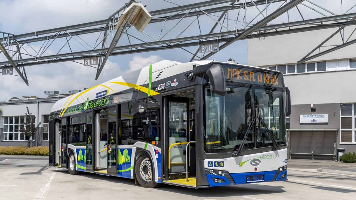 PatosNokia's tweet photo. Autobus elettrici, in Polonia è iniziato il cambio batterie https://t.co/Qk5zEtAAGN https://t.co/tV9kZaJuRh