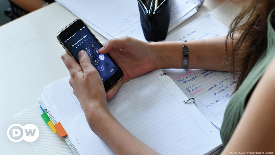 NetInthe's tweet photo. Netherlands: Nationwide ban on phones in schools underway https://t.co/Y6jBfuaga3 https://t.co/ueve6Uzxat