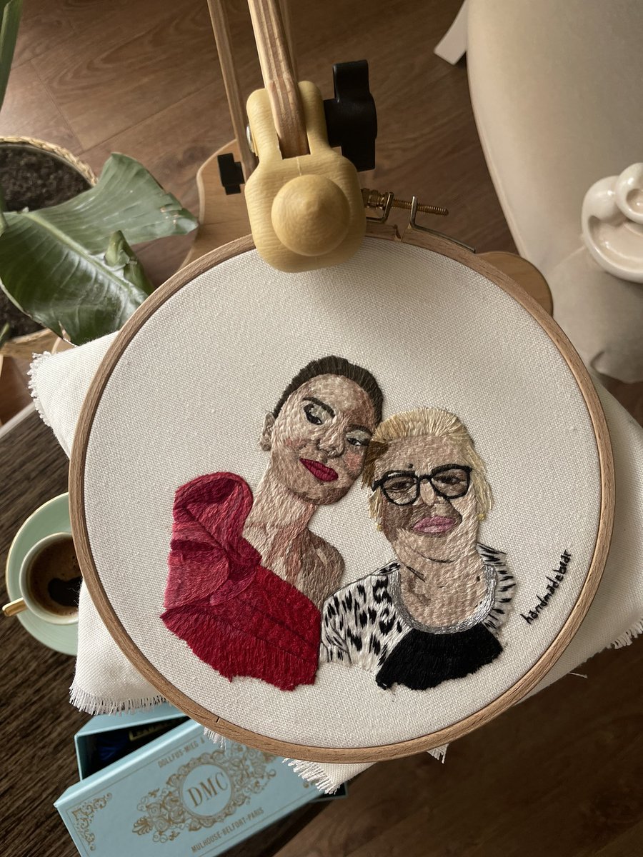 handmadebrar's tweet image. İlk yüz ayrıntılı nakışım bitti çok duygusalım 🥹 instada hikayeme cevap vermeseydi tanışamazdım Hatice Hanımla ,6 şubat depreminde kaybettiği annesiyle nakışladım onu🪡 

#embroideryartist #embroiderydesign  #sanateseri #modernart