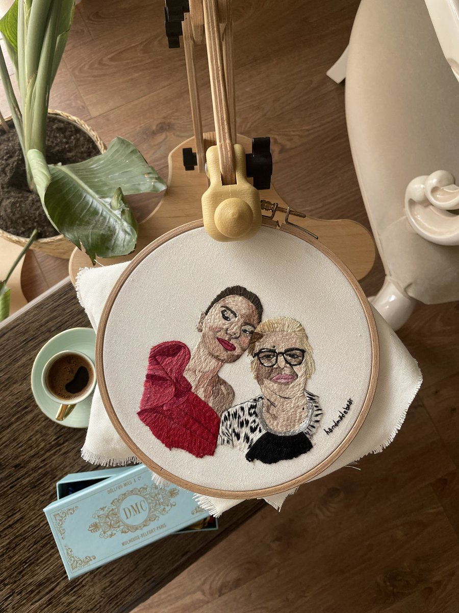 handmadebrar's tweet image. İlk yüz ayrıntılı nakışım bitti çok duygusalım 🥹 instada hikayeme cevap vermeseydi tanışamazdım Hatice Hanımla ,6 şubat depreminde kaybettiği annesiyle nakışladım onu🪡 

#embroideryartist #embroiderydesign  #sanateseri #modernart