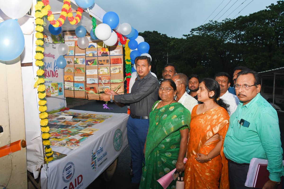Collector_ADB's tweet photo. #IndiaGetsReading campaign 2024 లో భాగంగా #RoomToRead సంస్థ #MakeRoomForEarlyLearning అనే నినాదంతో reading campaign నిర్వహిస్తున్న సందర్భంగా సోమవారం Mobile library ని జిల్లా పాలనాధికారి రాజర్షి షా జెండా ఊపి ప్రారంభించారు.
@TelanganaCMO
@TelanganaCS
@seethakkaMLA
@roomtoreadindia https://t.co/bbCsZaiunG