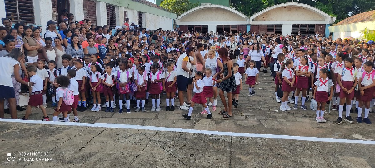 Roberto43108971's tweet photo. Si alguien le queda duda que venga a una escuela en #Cuba a disfrutar del #RregresoAClases en #TrinidadDeCuba y #SanctiSpíritusEnMarcha @DiazCanelB @DeivyPrezMartn1 @TurinoWilliam https://t.co/WL1BNl6Trx