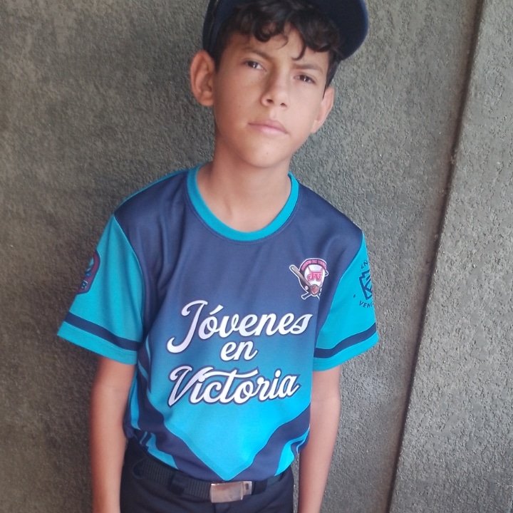 manuel02101's tweet photo. Hola a todos bendiciones 🙏 hoy les vengo a pedir una ayuda para mí hermanito LUIS RIBEIRO un futuro prospecto del béisbol del estado Zulia acá en el vídeo recibe un guante de la empresa Rawlings de Venezuela, actualmente necesita unos TACOS 37, BATE 31,CASCO PROTECTOR INFANTIL. https://t.co/5kdt0bxqus