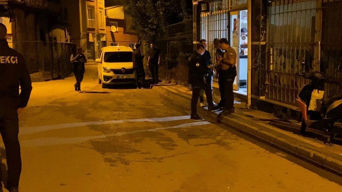 #Irkçılık #can almaya devam ediyor!
Bursa’nın İnegöl ilçesinde 16 yaşındaki E.G, 23 yaşındaki #Suriyeli Hani Kasım’ı defalarca bıçakladı.

Kasım, kaldırıldığı hastanede hayatını kaybetti.